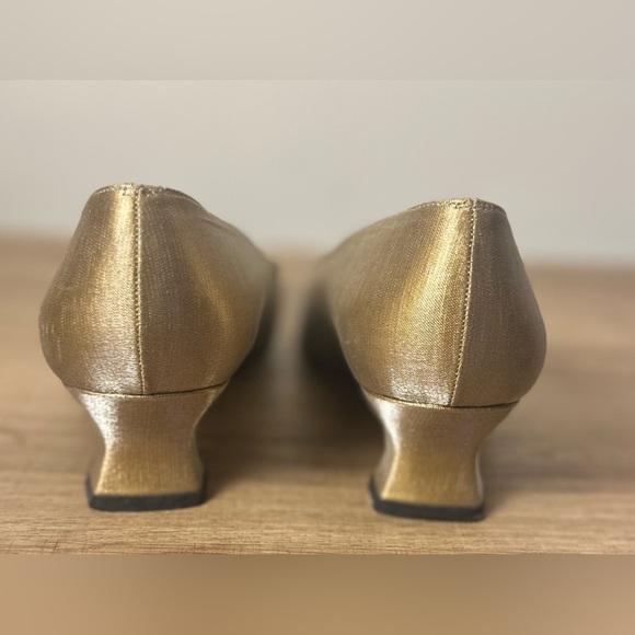 STUART WEITZMAN Women’s Gold Squared Toe Kitten Heel Pump Size 9.5 - Picture 3 of 13